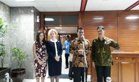 Menteri Pertanian Andi Amran Sulaiman bersama Dubes Rusia untuk Indonesia Lyudmila Georgievna Veeobieva (baju hitam) memastikan Rusia tetap menjadi pasar ekspor CPO, Jumat (8/6).