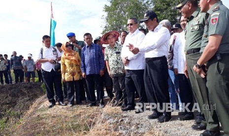 Menteri Pertanian Andi Amran Sulaiman bersama Mendes PDTT Eko Putro Sandjojo menyaksikan tanam perdana di lahan cetak sawah program 2017 di Desa Tellulimpoe, Kecamatan Marioriawa, Kabupaten Soppeng, Provinsi Sulawesi Selatan, Jumat (17/11).