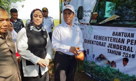 Menteri Pertanian Andi Amran Sulaiman beserta jajaran pejabat di Kementan dan Bupati Karawang Cellica Nurachadiana, dalam acara pertemuan apresiasi dan sinkronisasi program Kementan 2019 bersama 12 ribu petani, santri dan penyuluh, di Desa Pacing,  Kecamatan Jatisari, Karawang, Selasa (26/3).