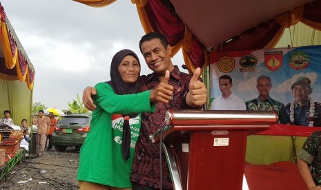 Menteri Pertanian Andi Amran Sulaiman dan Jamini, petani Desa Pulo Kecamatan Kedungtuban, Kabupaten Blora, Jawa Tengah.