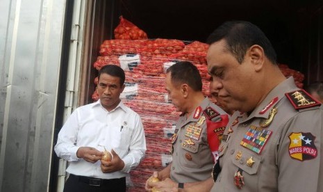 Menteri Pertanian Andi Amran Sulaiman dan Wakapolri Komjen Syafruddin R saat melakukan penggrebekan terhadap penimbun pangan berupa bawang putih, cabai merah kering, dan bawang bombay, di kawasan Merunda-Cilincing, Bekasi, Jawa Barat, Rabu (17/4) subuh.