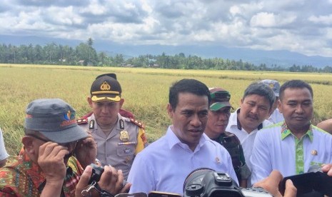  Menteri Pertanian, Andi Amran Sulaiman didampingi Bupati Parigi Moutong, Sulawesi Tengah, Syamsurizal Tombolotutu, menyaksikan panen petani di Desa Palipi, Kecamatan Kesimbar, Kamis (1/11)