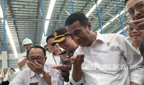 Menteri Pertanian Andi Amran Sulaiman (Dua Kanan) didampingi, Bupati Blitar Rijanto (Kiri), Kapolres Blitar AKBP Budi Hermanto (Dua Kiri), dan Direktur Utama PT. RMI Syukur Irwantara (Kanan), merasakan gula putih hasil produksi saat mengunjungi pabrik gula PT. Rejoso Manis Indo (RMI) di Blitar, Jawa Timur, Rabu (9/10/2019). 