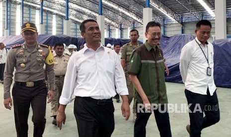 Menteri Pertanian Andi Amran Sulaiman (Dua Kiri) didampingi Kapolres Blitar AKBP Budi Hermanto (Kiri) dan Direktur Utama PT.RMI Syukur Irwantara (Dua Kanan) meninjau gudang penyimpanan hasil produksi gula putih siap edar saat mengunjungi pabrik gula PT. Rejoso Manis Indo (RMI) di Blitar, Jawa Timur, Rabu (9/10/2019). 