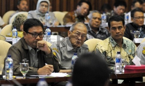 Menteri Pertanian, Andi Amran Sulaiman (kanan) bersama jajaran kementerian saat mengikuti rapat kerja bersama Komisi IV DPR RI di Kompleks Parlemen Senayan, Jakarta, Kamis (27/8). (Republika/Rakhmawaty La'lang)