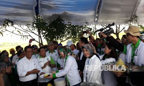 Menteri Pertanian, Andi Amran Sulaiman, Ketua HKTI, Jenderal ( Purn) Moeldoko, Gubernur Jabar, Ahmad Heryawan, Bupati Indramayu, Anna Sophanah, anggota Komisi IV DPR RI, Ono Surono dan Pimpinan Ponpes Al Zaytun Indramayu, Syekh Panji Gumilang,  menghadiri Syukur Panen di Kecamatan Sukra, Kabupaten Indramayu, Kamis (23/11).