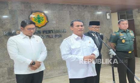 Menteri Pertanian Andi Amran Sulaiman (kiri), Menteri Pekerjaan Umum Dody Hanggodo (tengah), Kepala Staf Angkatan Darat (KASAD) Jendral TNI Maruli Simanjuntak (kanan), saat berbicara kepada awak media di Kantor Kementerian Pertanian, Jakarta, Kamis (5/12/2024). 