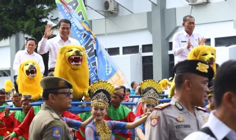 Menteri Pertanian Andi Amran Sulaiman (kiri) saat berkunjung ke Subang, Jawa Barat, Rabu (27/3).