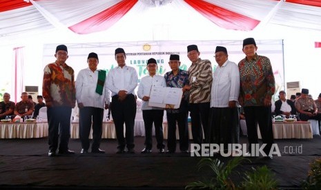 Menteri Pertanian Andi Amran Sulaiman (tiga dari kanan) berfoto bersama  usai meluncurkan program Santri Tani Milenial di Kecamatan Manonjaya,  Tasikmalaya, Jawa Barat, Jumat (25/1).