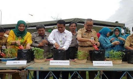 Menteri Pertanian Andi Amran Sulaiman melakukan penanaman cabai secara simbolis saat pencanangan Gerakan Nasional Penanaman Cabai (Gertam Cabai) di Balai Pengkajian Teknologi Pertanian (BPTP) Jawa Tengah, di Semarang, Senin (23/1).  