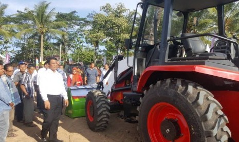 Menteri Pertanian Andi Amran Sulaiman melihat traktor multifungsi di arena Pekan Nasional (Penas) XV Petani Nelayan di Banda Aceh, Jumat (5/5).