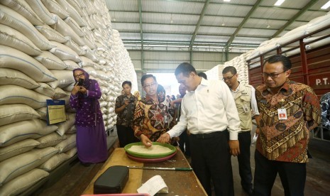 Menteri Pertanian Andi Amran Sulaiman memantau stok beras Bulog