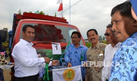 Menteri Pertanian Andi Amran Sulaiman memberi bantuan gratis satu juta benih jeruk keprok dan pupuk kepada masyarakat, Selasa (17/7).