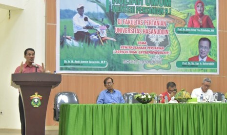 Menteri Pertanian Andi Amran Sulaiman memberi kuliah umum di Fakultas Pertanian Universitas Hasanuddin (Unhas), Kamis (13/12). 