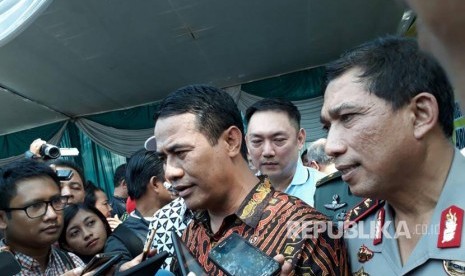 Menteri Pertanian Andi Amran Sulaiman memberikan keterangan kepada wartawan terkait kegiatan operasi pasar bawang putih di Pasar Induk Osowinangun, Surabaya, Jumat (19/5).