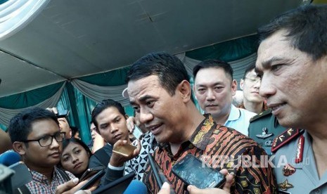 Menteri Pertanian Andi Amran Sulaiman memberikan keterangan kepada wartawan terkait kegiatan operasi pasar bawang putih di Pasar Induk Osowinangun, Surabaya, Jumat (19/5).