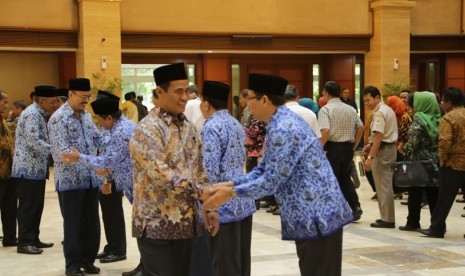 Menteri Pertanian Andi Amran Sulaiman memberikan selamat kepada para pejabat eselon II di lingkungan Kementerian Pertanian yang baru saja dilantik, Selasa (15/5).