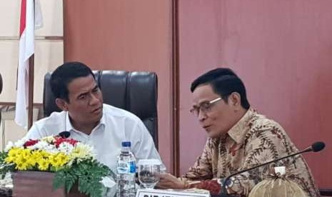 Menteri Pertanian Andi Amran Sulaiman memimpin Rapat Koordinasi Persiapan Kontes Ternak dan Panen Pedet 2018, di Ruang Rapat Dinas Peternakan Provinsi Jawa Timur, Senin (8/10)