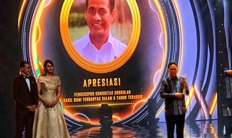 Menteri Pertanian Andi Amran Sulaiman mendapatkan penghargaan sebagai “Pengekspor Komoditas Unggulan Hasil Bumi Terbanyak Selama Lima Tahun Terakhir” pada ajang Indonesia Awards 2019 .