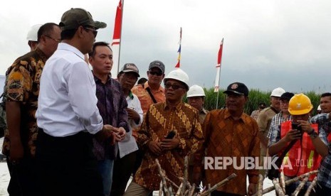 Menteri Pertanian Andi Amran Sulaiman mengunjungi lokasi panen tebu milik PT Pratama Nusantara Sakti di Kecamatan Sungai Menang, Ogan Komering Ilir, Sumatera Selatan, pada Senin (22/5).