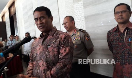 Menteri Pertanian Andi Amran Sulaiman menjawab pertanyaan wartawan termasuk impor beras di Hotel Bidakara, Senin (15/1).