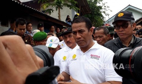 Menteri Pertanian Andi Amran Sulaiman menjelaskan program BEKERJA kepada para wartawan di Desa Cikancana, Kecamatan Sukaresmi, Kabupaten Cianjur, Jawa Barat, Senin (23/4).