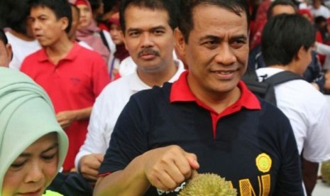 Menteri Pertanian Andi Amran Sulaiman menunjukkan durian lokal