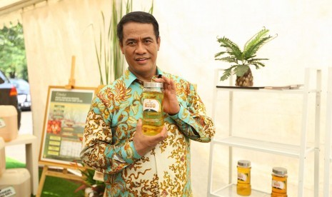 Menteri Pertanian Andi Amran Sulaiman menunjukkan produk biodiesel B-100