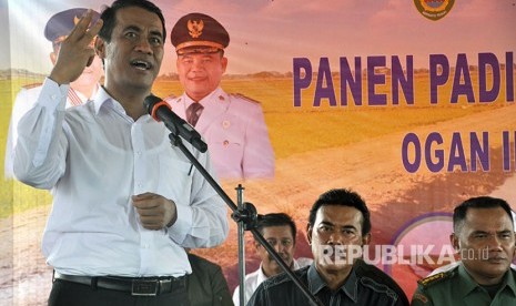  Menteri Pertanian Andi Amran Sulaiman menyampaikan pidato pada acara panen padi di lahan rawa lebak, di Desa Pelabuhan Dalam Kabupaten Ogan Ilir, Kamis (12/10).