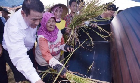 Menteri Pertanian Andi Amran Sulaiman saat berada di Kuningan, Jawa Barat, Kamis (28/3).