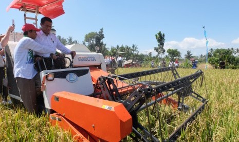 Menteri Pertanian Andi Amran Sulaiman saat melakukan panen padi di daerah, beberapa waktu lalu.