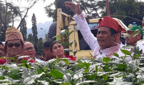 Menteri Pertanian Andi Amran Sulaiman saat membagikan bantuan bibit kopi unggul di Kabupaten Tanah Toraja, Sulawesi Selatan, Selasa (12/3). 