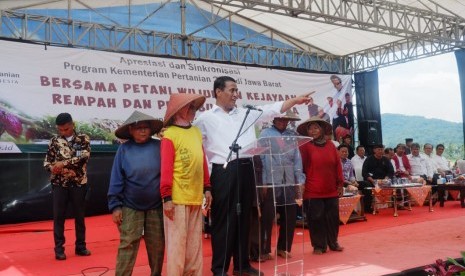 Menteri Pertanian Andi Amran Sulaiman saat memberikan bantuan ke petani di Kabupaten Kuningan, Jawa Barat, Kamis (28/3).