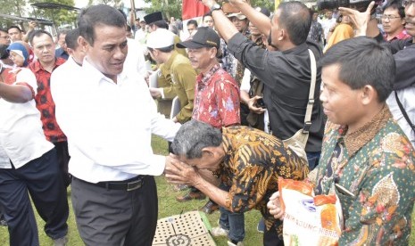 Menteri Pertanian Andi Amran Sulaiman saat memberikan bantuan pertanian dalam Pertemuan Apresiasi dan Sinkronisasi Program Kementan 2019 di Jawa Barat yang dihelat di Kantor Bupati Sumedang, Rabu (27/3).