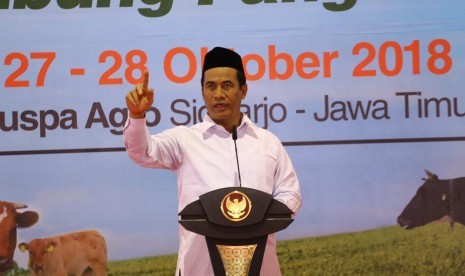 Menteri Pertanian Andi Amran Sulaiman saat memberikan sambutan pada acara Kontes Ternak dan Panen Pedet terbesar di Indonesia tahun 2018 di Pasar Induk Puspa Agro, Sidoarjo, Jawa Timur, Ahad (28/10).