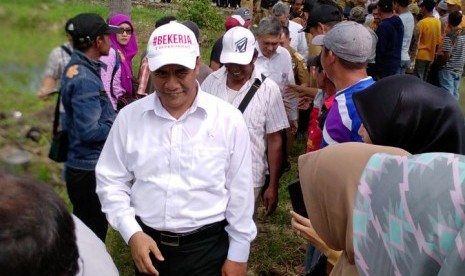 Menteri Pertanian Andi Amran Sulaiman saat mendistribusikan bantuan kepada kelompok tani yang terdampak banjir di Kelurahan Macero, Kecamatan yang Belawa, Kabupaten Wajo, Provinsi Sulawesi Selatan, Senin (9/7).