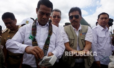  Menteri Pertanian Andi Amran Sulaiman saat mengahdiri acara Panen Raya dan Serap Gabah Petani di Kabupaten Barru, Sulawesi Selatan, Senin (20/3)