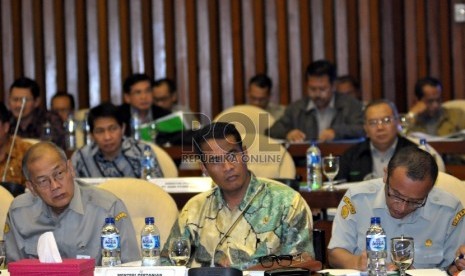 Menteri Pertanian, Andi Amran Sulaiman saat mengikuti rapat kerja bersama Komisi IV DPR RI di Kompleks Parlemen Senayan, Jakarta, Kamis (27/8). 