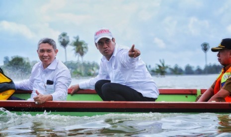 Menteri Pertanian Andi Amran Sulaiman saat meninjau lahan pertanian yang terkena banjir di Kabupaten Wajo, Sulawesi Selatan, Senin (9/7).