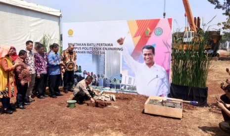 Menteri Pertanian Andi Amran Sulaiman saat meresmikan Politeknik Enjiniring Pertanian Indonesia (PEPI) di Serpong, Tangerang, Jumat (4/10).