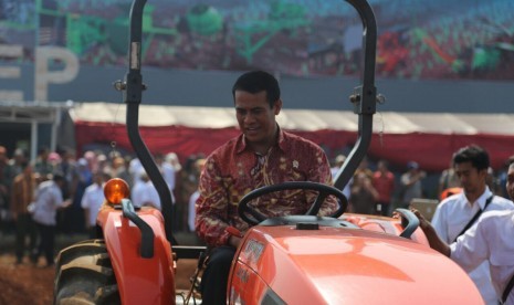 Menteri Pertanian, Andi Amran Sulaiman, saat peluncuran Inovasi Teknologi Mekanisasi Modern Hortikultura dan Pemberian Agroinovator Award di Balai Besar Pengembangan Mekanisasi Pertanian, Serpong, Kamis (24/8).