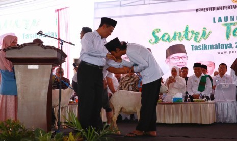 Menteri Pertanian dinobatkan sebagai Bapak Santri Nasional saat meluncurkan gerakan Santri Tani Milenial di Lapangan Pasar Munding, Desa Kamulyaan, Kecamatan Manonjaya, Kabupaten Tasikmalaya, Jawa Barat, Jumat (26/1). 