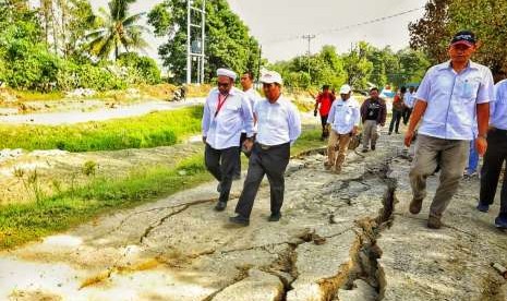 Menteri Pertanian (Mentan) Amran Sulaiman Amran juga meninjau lokasi lahan dan infrastruktur pertanian yang terdampak gempa dan tsunami Palu. 