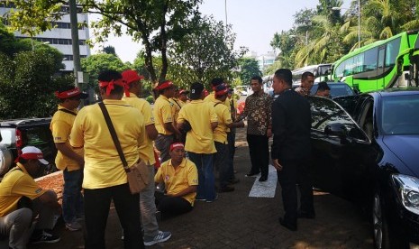 Menteri Pertanian (Mentan) Amran Sulaiman menemui pendemo di gerbang Kantor Pusat Kementan, di Ragunan, Kamis (26/9). 