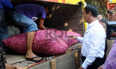 Menteri Pertanian (Mentan) Amran Sulaiman saat menggelar inspeksi mendadak di Pasar Induk Kramat Jati, Jakarta Timur, Kamis (25/6). Republika/Agung Supriyanto