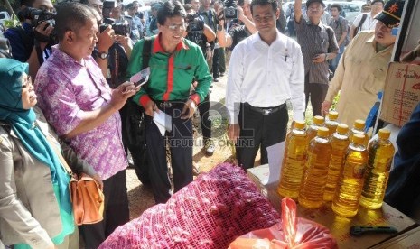 Menteri Pertanian (Mentan) Amran Sulaiman saat menggelar operasi pasar (OP) bawang merah di Pasar Induk Kramat Jati, Jakarta Timur, Kamis (25/6). 