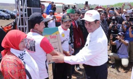 Menteri Pertanian (Mentan), Andi Amran Sulaiman bersama enam organisasi mahasiswa islam melakukan tanam perdana jagung  di lahan seluas 5 ribu hektare di Desa Mekarmukti, Kecamatan Mekarmukti, Garut, Jawa Barat, Rabu (26/9).