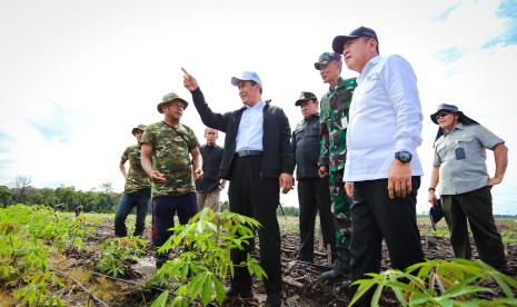 Menteri Pertanian (Mentan) Andi Amran Sulaiman bersama Wakil Menteri Pertahanan RI Muhammad Herindra, meninjau kegiatan food estate berupa tanaman jagung di Kabupaten Gunung Mas, Kalimantan Tengah.