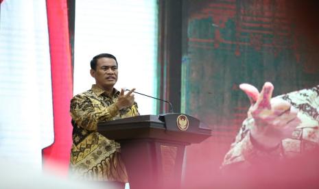 Menteri Pertanian (Mentan) Andi Amran Sulaiman bertekad mewujudkan kembali swasembada pangan khususnya padi dan jagung. Untuk mendukung hal itu, pria yang saat ini juga memimpin Pengurus Pusat Ikatan Alumni Universitas Hasanuddin (IKA UNHAS) mengajak para penyuluh dan insan pertanian lainnya untuk bekerja keras dalam pendampingan petani guna meningkatkan produksi dan produktivitas.