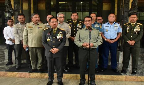 Menteri Pertanian (Mentan) Andi Amran Sulaiman dan Panglima TNI Agus Subiyanto melakukan penandatangan Nota Kesepakatan (MoU) Kementerian Pertanian (Kementan) dengan TNI tentang Dukungan Pelaksanaan Pembangunan Pertanian. 